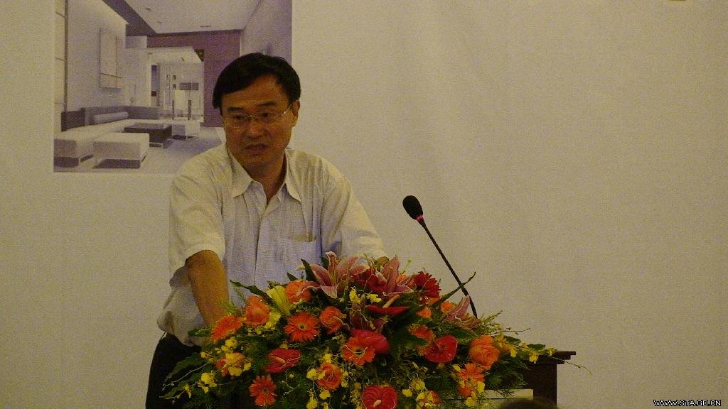 原国家经贸委投资与规划司司长甘智和作报告