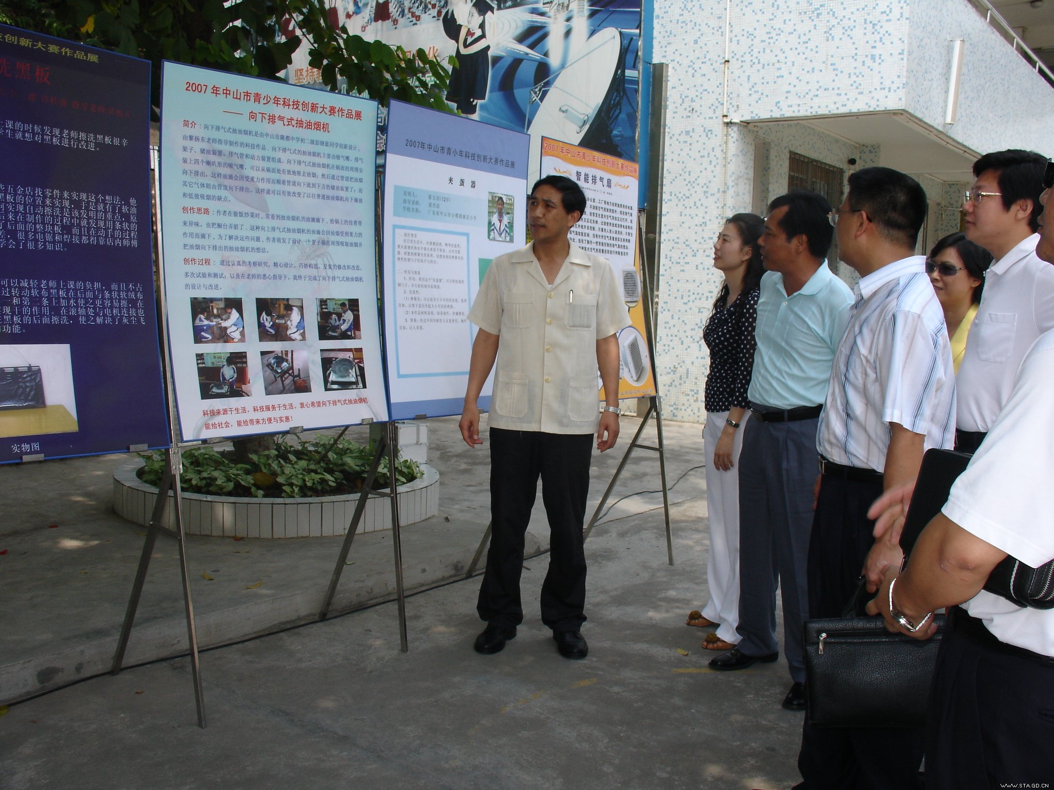 嘉宾们到青少年科技教育现场会参观