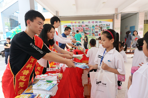 2.龙湖科普志愿者向学生发放科普宣传手册.JPG