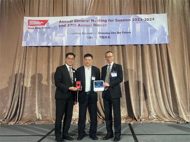 赠送纪念品合影