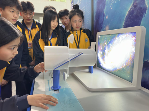 青少年参观中国流动科技馆巡展麻章站 青少年参观中国流动科技馆巡展麻章站