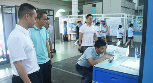 市民群众参观中国流动科技馆巡展“麻章站” 市民群众参观中国流动科技馆巡展“麻章站”