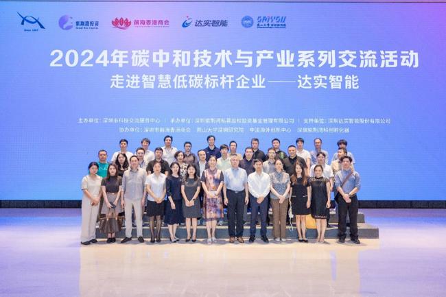 图片包含 人, 人们, 大, 站

描述已自动生成