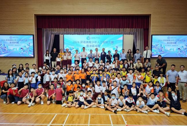 图片包含 人, 室内, 前, 人们
描述已自动生成