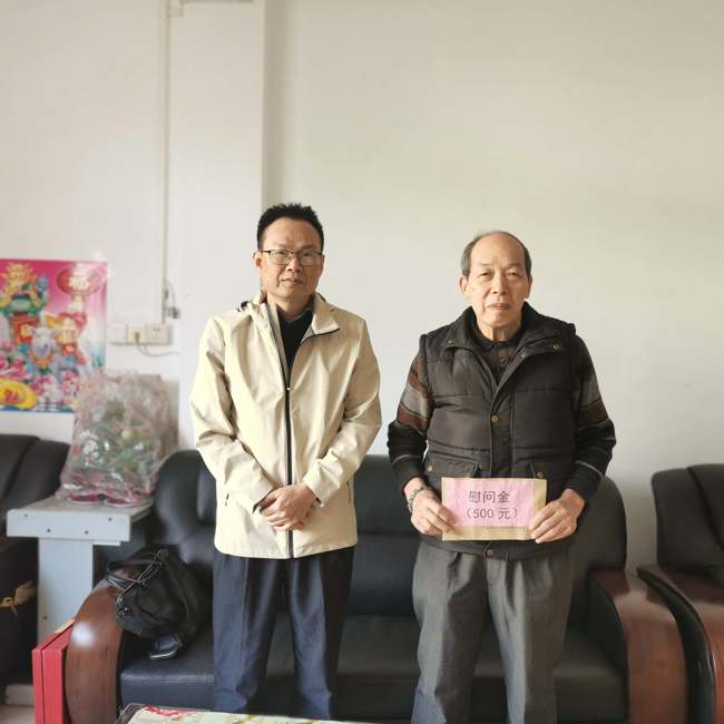 市科协党组书记到退休老干部何三友家中慰问