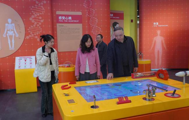 灵君主席一行调研江门市江海区科技馆