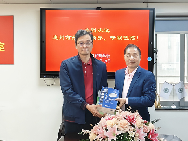 郑志华副理事长向黄才昌会长赠书