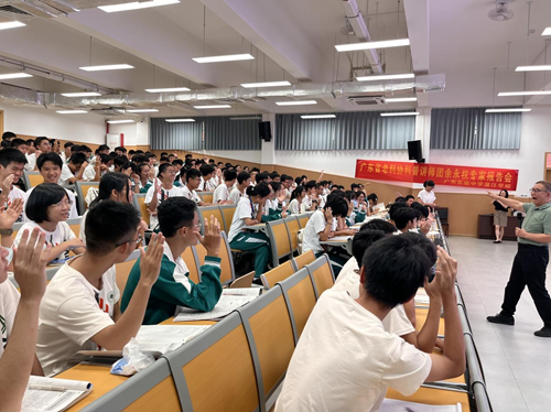 孩子们踊跃提问 孩子们踊跃提问