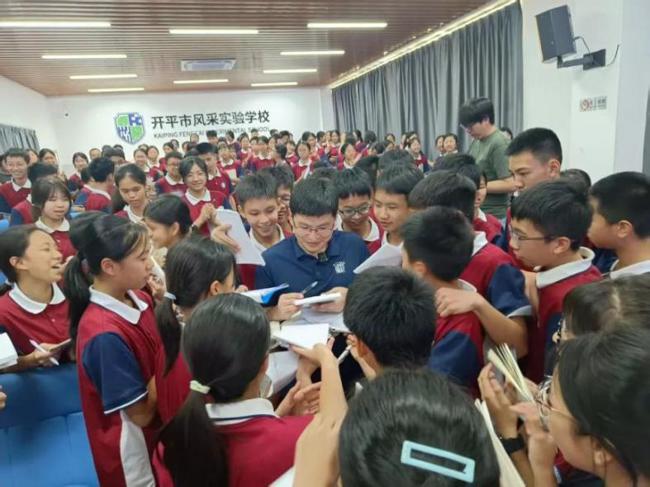 讲座后同学们纷纷找徐博士签名留念