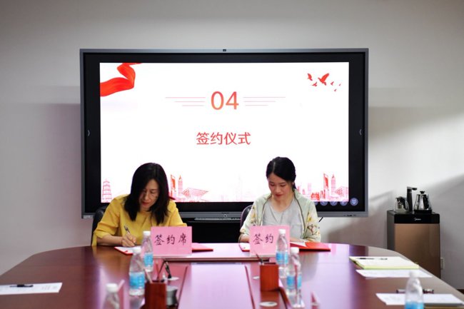 华南理工大学公共管理学院党委副书记黄艳华、广东省科学技术普及志愿者协会秘书长万丹琛代表双方组织签约