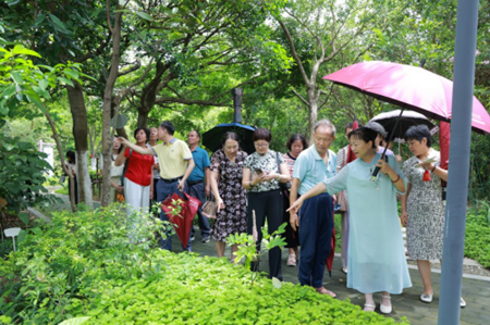 市老科协会员参观湛江五行中草药公园