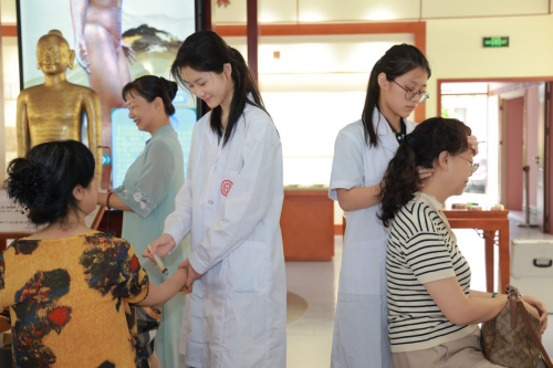 市老科协会员体验艾灸和推拿