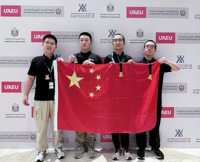 4位中国代表队选手合影（右一为杜宪）