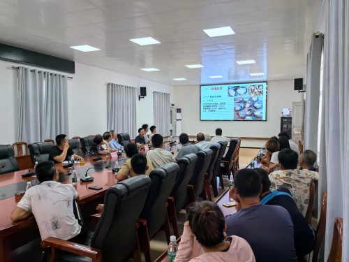 项目组组长、广东海洋大学刘志刚教授开展生蚝养殖培训讲座