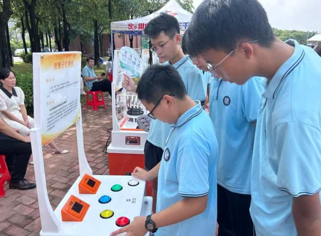 活动现场，学生体验趣味实验，感受科学的魅力。肇庆市融媒体中心记者 林琳 摄