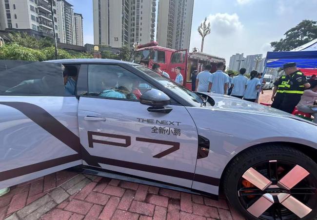 学生观摩AI智驾。肇庆市融媒体中心记者 林琳 摄