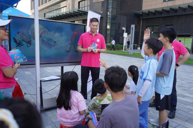 小朋友们踊跃回答“生活中的辐射”