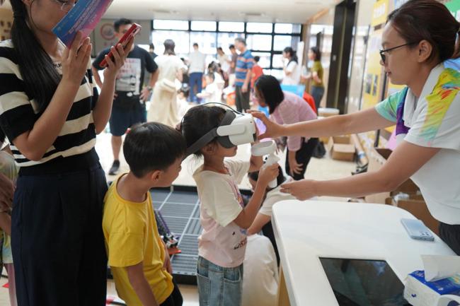 小朋友用VR设备完成挑战 小朋友用VR设备完成挑战