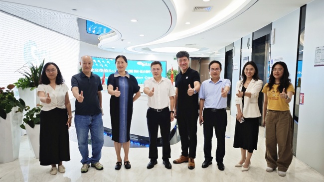 一群人站在一起

AI 生成的内容可能不正确。