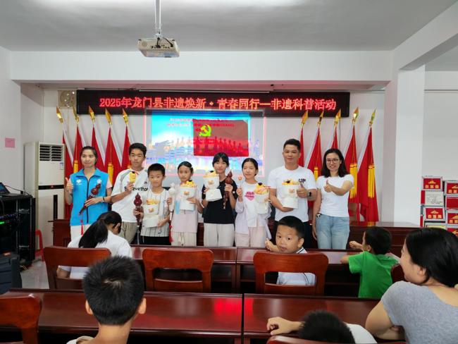 舞龙传承人、葫芦丝表演学生合影