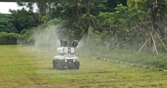 江门产研院联合相关机构研发的履带式室外智能喷洒灭蚊自动化设备已投入使用 江门产研院联合相关机构研发的履带式室外智能喷洒灭蚊自动化设备已投入使用