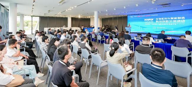 人们在看台上的人群

AI 生成的内容可能不正确。